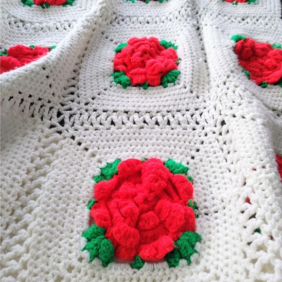 Lovely Vintage Handmade Crochet Afghan Blanket with Red Sculptural Roses - Picture 7 of 7